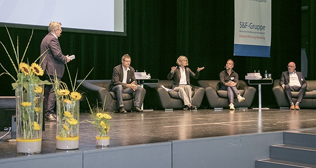 Die Referenten des 17. S&F-Symposiums auf der Bühne in Fürstenfeldbruck. (Quelle: Kirchner)