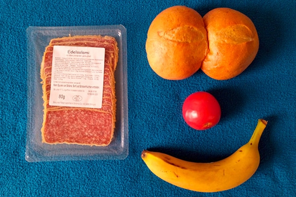 Ein Frühstück, typisch in der JVA Heidering serviert: Brötchen, Edelsalami und Obst.