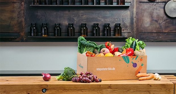 Krumme Gurken und Äpfel mit Schalenfehlern in einer Junior-Box von Etepetete, Online-Anbieter für unperfektes Bio-Obst und -Gemüse – erhältlich bei Apetito.