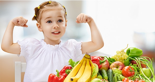 Mädchen mit Obst und Gemüse