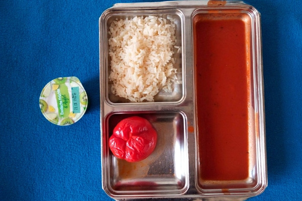 Gepostet von @Gefngniscuisin1: Reis mit geschmorter Paprika und Sauce inkl. Dessert.