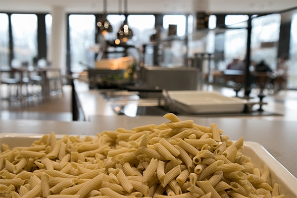 Pasta kommt täglich frisch aus der Leonardi-eigenen zentralen Manufaktur, wenige hundert Meter entfernt.