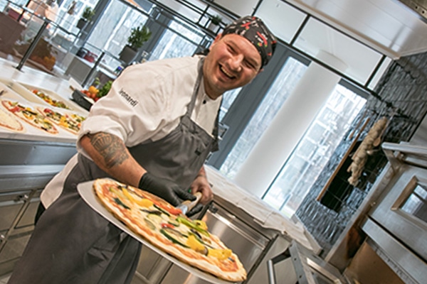 Fachpersonal, das Ofen und Teig im Griff hat, ist Leonardi auch am Pizzacounter wichtig.