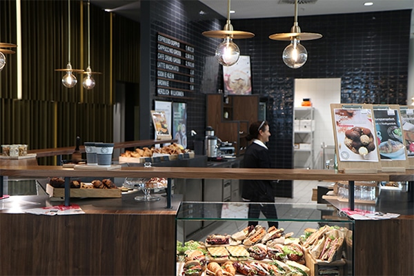 Eine Cafébar im Erdgeschoss ergänzt das gastronomische Angebot des Sky Tower.