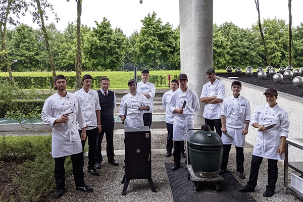 Die 14-köpfige Azubi-Cooking-Gang der Allianz Deutschland AG am Campus Unterföhring ist GV-Team des Jahres 2021.