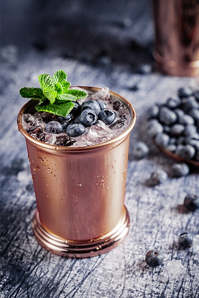 Der Sober Drink Blueberry Mule besteht u. a. aus einer Gin-Alternative und Blaubeermarmelade. (Quelle: Christian Verlag/Sascha Wett und David Raiser)