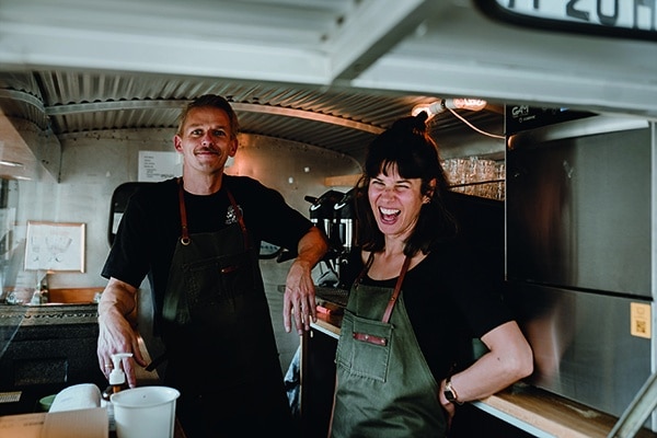 Gehen mit dem Café Mobil ihrer Leidenschaft nach: Burghard Stephan-Redisiu und seine Frau Julia Redisiu. (Quelle: Julia Breuer)