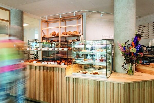 Die Gorilla Bäckerei eröffnete 2020 und empfängt ihre Gäste seit dem im im Neuköllner Schillerkiez. (Quelle: Savannah van der Niet)