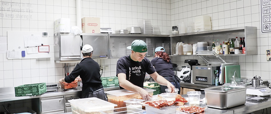 Das Wrapstars-Team um Marko Ertl kocht in der Herd Open Kitchen, ein Co-Cooking-Konzept in Wien. (Quelle: Fürst)