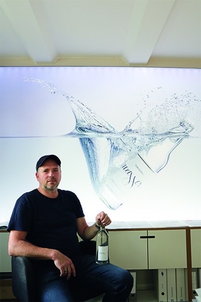 Tobias Senft, Inhaber des Atelier Café in Wolfsburg, hat 2014 mit Tobiquell seine eigene Wassermarke geschaffen. (Quelle: Tobiquell)