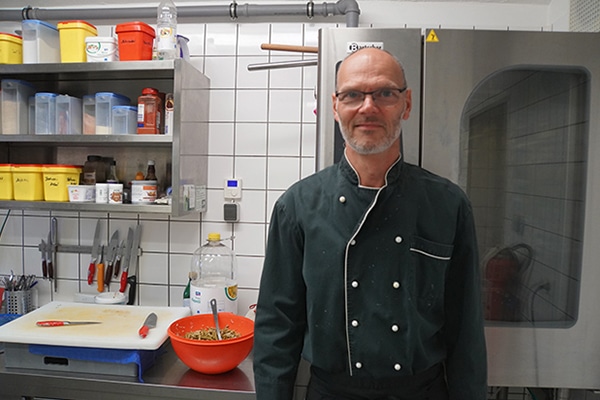Tom Scharbert, Inhaber von TOM Catering, in seiner Küche.