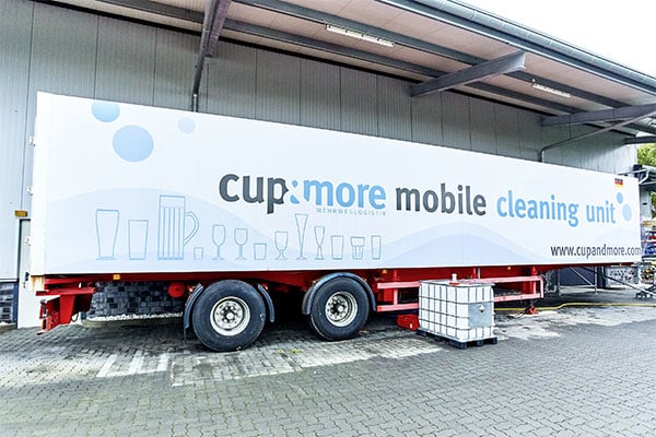 Michael Andresen von Cup&More entwickelte eine mobile Lösung zum Reinigen von großen Geschirrmengen: eine M-iQ von Meiko auf dem Lkw.