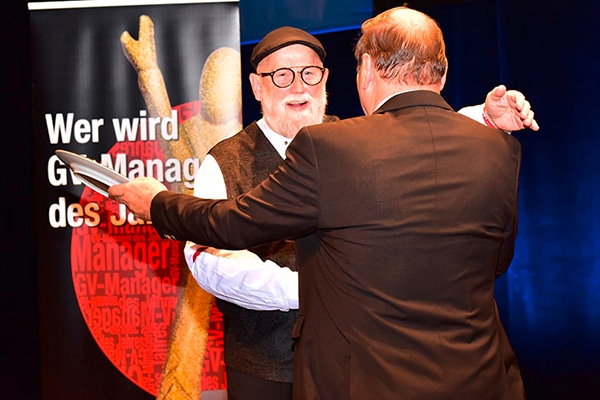 Dr. Michael Polster (l.) gratuliert Wilfried Hänchen zum Goldenen Teller 2019 fürs Lebenswerk.
