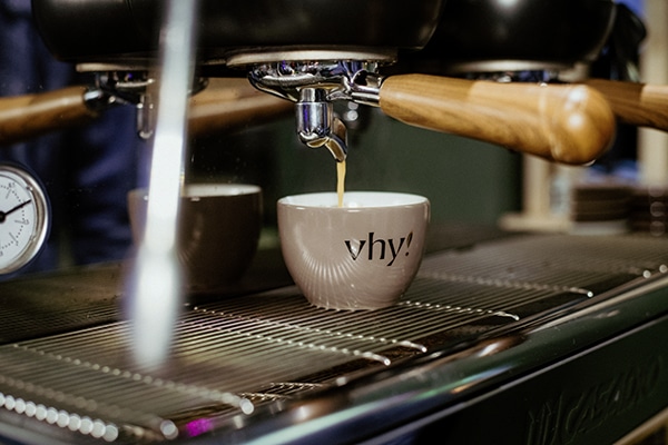 Für Kaffee & Co. werden pflanzliche Milchalternativen genutzt. (Quelle: Dallmayr/Magdalena Marlene)