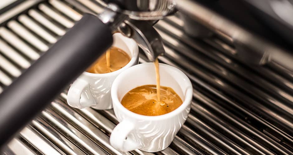 In einer vierteiligen Serie geht Dr. Steffen Schwarz auf Zubereitungsmethoden von Kaffee ein – dieses Mal: das Druckverfahren.