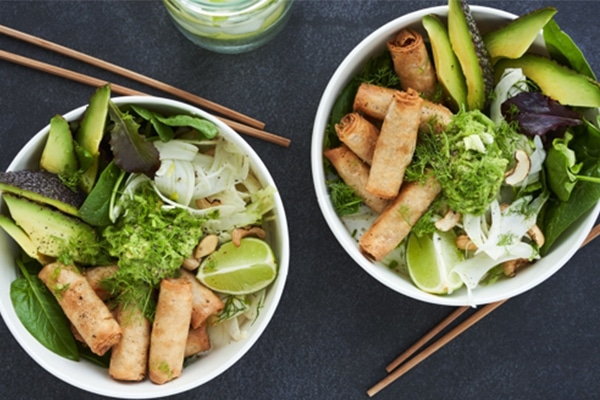 Rezeptidee Green Bowl mit veganen Mini-Frühlingsrollen, Fenchelsalat und Avocado (Quelle: BestCon Food)