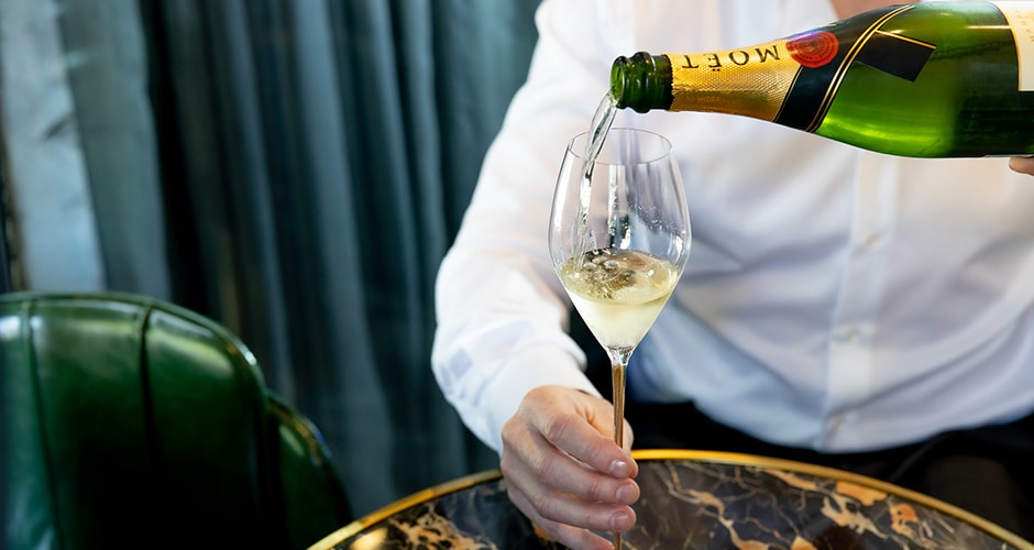 Champagner Weingläser von Riedel – Geschäftsführer Maximilian J. Riedel erklärt, warum eine Flöte dem Champagner nichts Gutes tut.