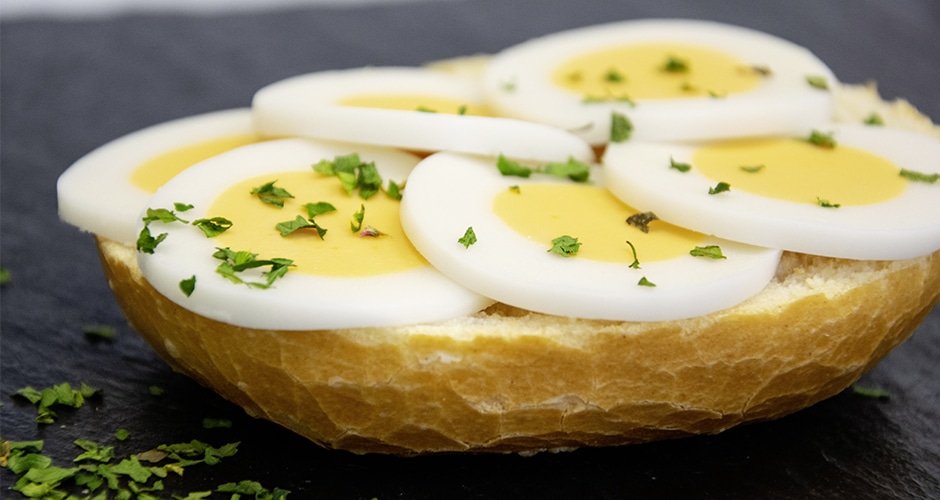 Vegane Eierscheiben von Feldhues auf einem Brötchen. (Quelle: Feldhues fun foods)