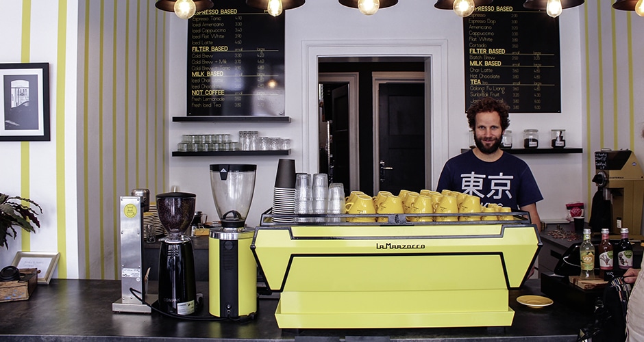Das kleine Café YellowCup in München bietet Spezialitätenkaffee im gelben Markendesign.