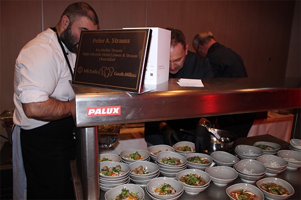 Die knackigste Gemüsesuppe mit Fleischstücken gab es von Peter A. Strauss aus dem Ess Atelier im Alpin Lifestyle Hotel Löwen & Strauss in Oberstdorf: