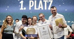 Siegerehrung beim Wettbewerb Koch des Jahres 2022: Gewinner Marvin Böhm (M.). (Quelle: Grupo Caterdata/Erik Witsoe)