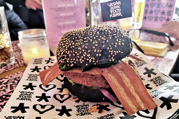 Plantbased ist in: wie dieser vegane Burger in der Vegan Junk Food Bar, Amsterdam (Quelle: Pierre Nierhaus)