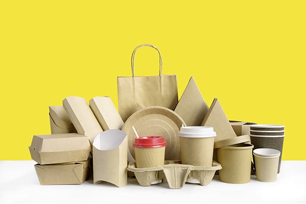 Verpackungen aus Pappe unterliegen nicht dem Mehrweggebot – es sei denn, sie sind beschichtet, wie z. B. Kaffee- und Eisbecher.