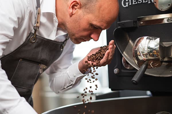 Mario Großmann ist für die Kaffeeröstung zuständig. (Quelle: Beans & Leaves)