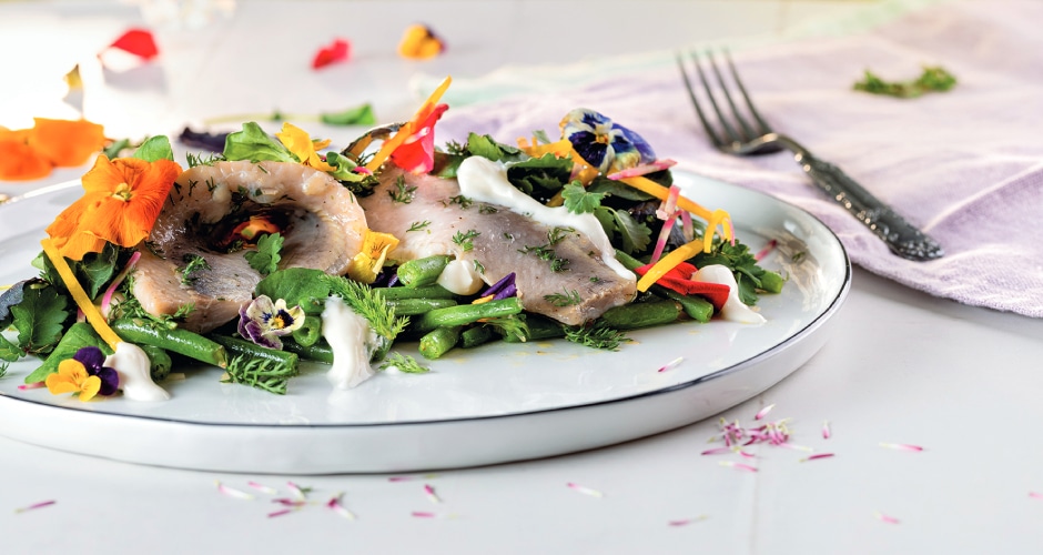 Matjesfilets mit frischen Gartenkräutern von Friesenkrone zaubern im Handumdrehen pikante Frühlingsstarter auf den Teller.