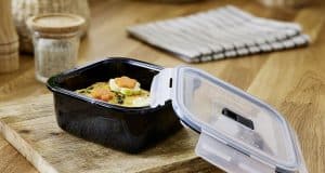 Die Mehrwegbox aus Altglas der Serie Black Box besteht zu 70 Prozent aus Abfallglas.
