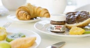 Portionspackungen wie diese Nutella von Hellma ergänzen fast jedes Frühstücksbuffet.