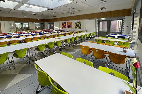 Die Ruhe vor dem Sturm: Die Mensa der Oberschule bietet Platz für 180 Schüler. (Quelle: Polster)