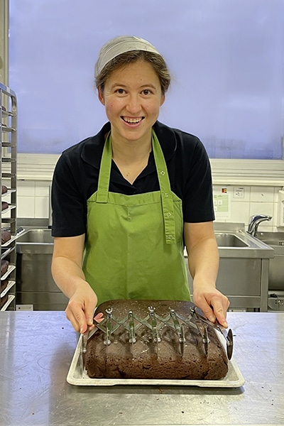 Sophia Olt, bei der Zubereitung ihres veganen Brownies, der beim Mensa-Takeover der absolute Favorit bei den Gästen war. (Quelle: Studentenwerk Gießen)