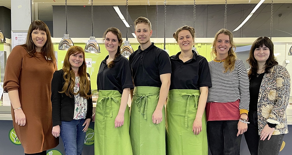 Studierende des Studentenwerks Gießen, die vegane Lieblingsrezepte im Rahmen des Mensa-Takeover gekocht haben. (Quelle: Studentenwerk Gießen)