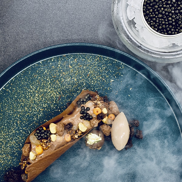 Die Zimtrinde ist ein Dessert-Rezept für die Spitzengastronomie und wurde von Christian Johannes Kramer entwickelt, dem Chef-Patissier in der Küche von Stefan Jäckel.
