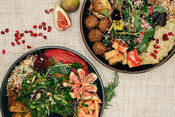 Bunte orientalische Bowls mit Falafel, Hummus und Salat gehören zu den Spezialitäten des Noa Stuttgart.