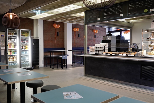 Das Café Carl bietet neben Snacks an der Theke auch ein Sortiment an Automaten-Ware.