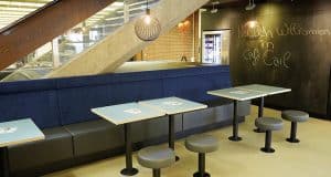 Einblick in das neu eröffnete Café Carl im Foyer der Stabi, betrieben durch das Studierendenwerk Hamburg.