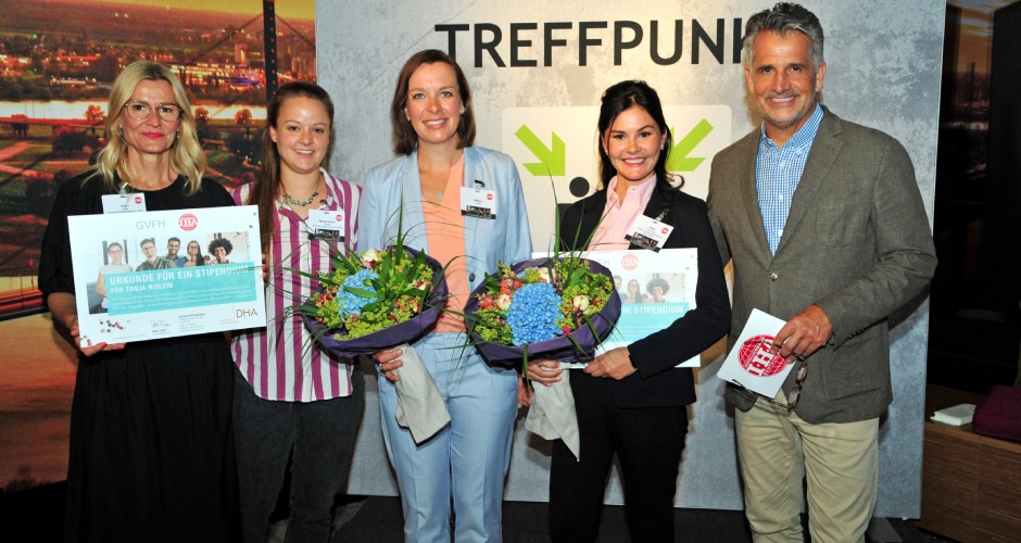 Die strahlenden Gewinner der IHA-DHA-Stipendien in 2022 Tanja Nißlein (M.) und Franziska Pfaff (2.v.r.) zusammen mit Anja Eigen (l.) und Sarah Wankelmann (2.v.l., beide DHA), sowie Otto Lindner (IHA)