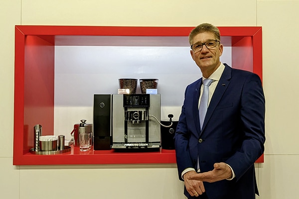 Ralf Hüge, Geschäftsführer Jura Gastro, präsentiert die neue Giga W10, die neben klassischen Kaffeespezialitäten ...