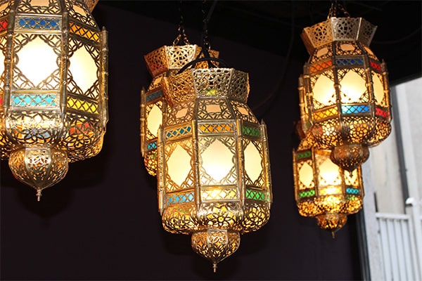 Nima Nafeei flog eigens nach Marrakesch, um Einrichtungsdetails wie diese Lampen zu kaufen.