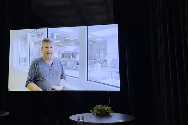 Im Rieber-Kino: Lothar Stützle, Leiter der Neuland-Küche der Zieglerschen und GV-Manager des Jahres 2019, zeigt vor Ort, wie der digitale Mehrweg-Kreislauf dank der Lösungen von Rieber gelingt.