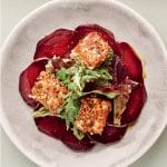 Rote Bete Ofenknolle mit Feta in Kürbiskernpanade