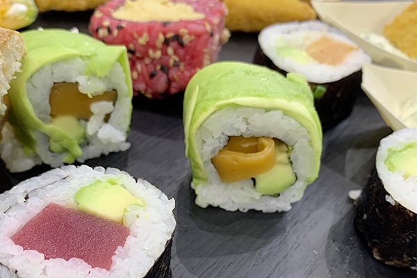 Sushi, zubereitet mit den rein pflanzlichen Fischprodukten der Marke Unfished von Verdino.