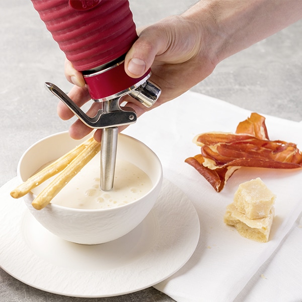 Parmesanschaumsuppe, zubereitet mit dem iSi Gourmet Whip und dem Magic Texturizer.
