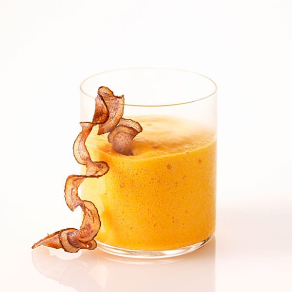 Süßkartoffelschaumsuppe im Glas, garniert mit einem Süßkartoffelchip, nach einem Rezept von iSi.