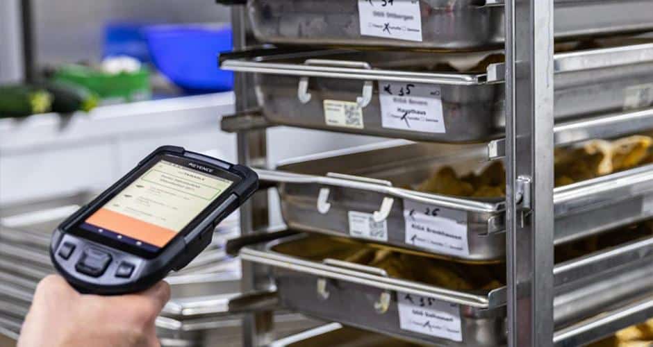 Mit den mobilen Handscannern werden die Behälter und Deckel in den Regalwägen verbucht und dokumentiert. (Quelle: Rieber GmbH & Co. KG)
