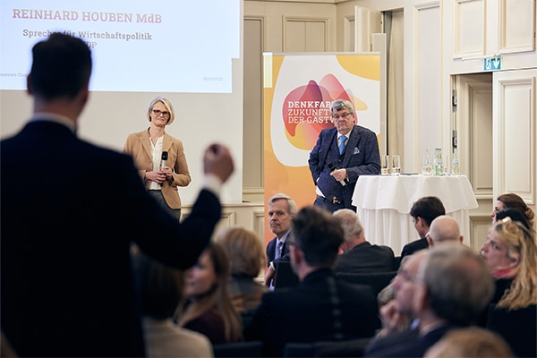 Anja Karliczek und Reinhard Houben beim Dialogforum der Denkfabrik Zukunft der Gastwelt.