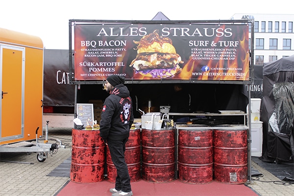 Auch der Stand mit Straußenburger gehört zu Catering Truck 24.
