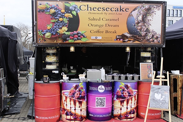Am Cheesecake-Stand verkauft Lena Lypovka Käsekuchen nach amerikanischer Art.